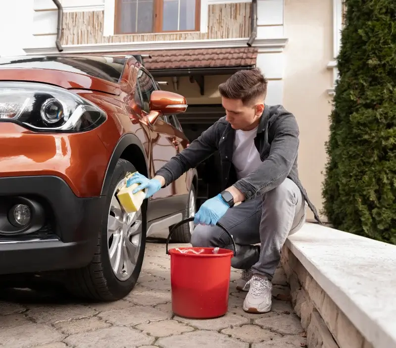 Lavage auto à domicile Allemans-du-Dropt : professionnel intervenant sur un véhicule